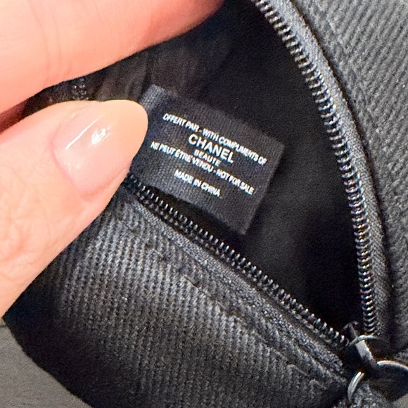 Chanel Beaute Black Coin/Airpods/lipstick pouch - NIB - Picture 3 of 7